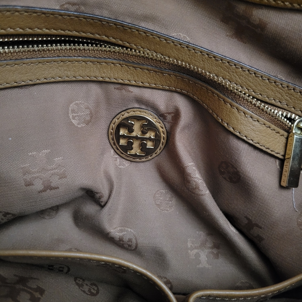 Tory Burch Amanda Easy Tote Bag in tan - Picture 16 of 16